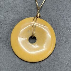 Vtg Yellow Cream Color Jadeite Stone Donut Pendant Necklace